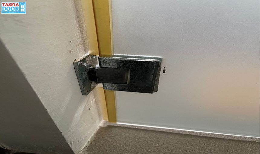 Admin/Blog/Details/Glass Door Hinge Repair & Replacement Service.jpg